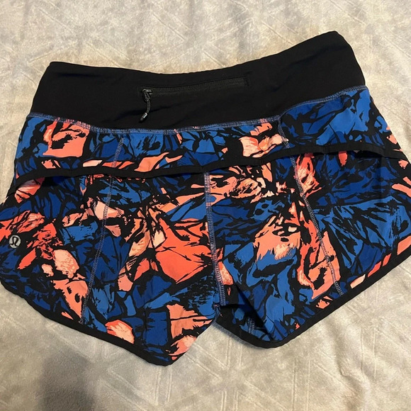 lululemon athletica Pants - Lululemon 2.5 inch speed up shorts blue and pink printed with inner liner size 2